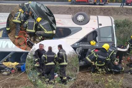 (FOTO) Još jedna osoba biće PREBAČENA U NOVI SAD: Poznato stanje povrijeđenih u prevrtanju autobusa kod Sremske Mitrovice