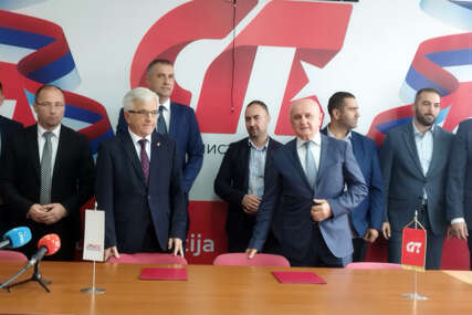 (FOTO) TRKA ZA POSLANIČKE KLUPЕ JOŠ TRAJE Jedan glas mijenja sve - neizvjesna borba za mandate mogla bi odlučiti sudbinu Čubrilovića i Đokića