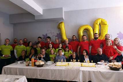 (FOTO) Ima 14 unuka, 13 praunuka i jednog čukununuka: Baka Stana Mitrić na najljepši način PROSLAVILA 100. ROĐENDAN