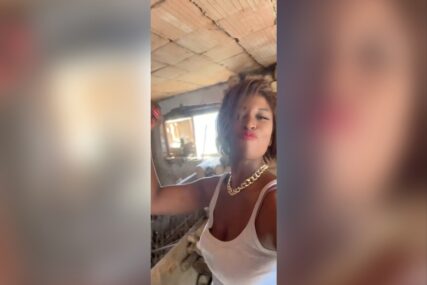 (VIDEO) CIJEPA DRVA I PEČE RAKIJU Srpska snajka iz plemena Zulu se sprema za zimu "Miriše sjajno"