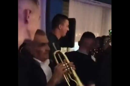 Mladić muzičaru na čelo zalijepio pršut