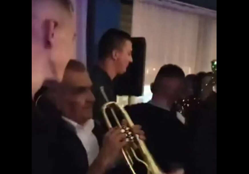 Mladić muzičaru na čelo zalijepio pršut