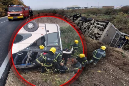(FOTO) "Rekao je da pišti KAO DA ĆE PROKUVATI" Putnik iz autobusa koji je sletio kod Sremske Mitrovice OTKRIO ŠTA SE DOGAĐALO u vozilu prije nesreće