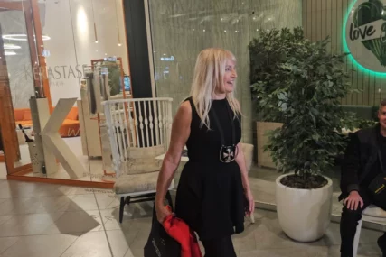 (FOTO) "Moji su oduvijek bili dobrostojeći" Voditeljka u javnosti u kompletnom crnom, otkrila na šta je trošila očevo bogatstvo