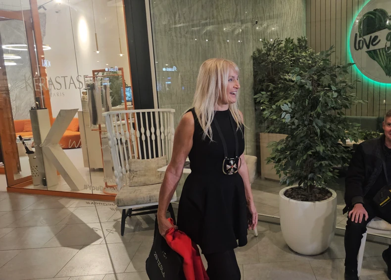 (FOTO) "Moji su oduvijek bili dobrostojeći" Voditeljka u javnosti u kompletnom crnom, otkrila na šta je trošila očevo bogatstvo