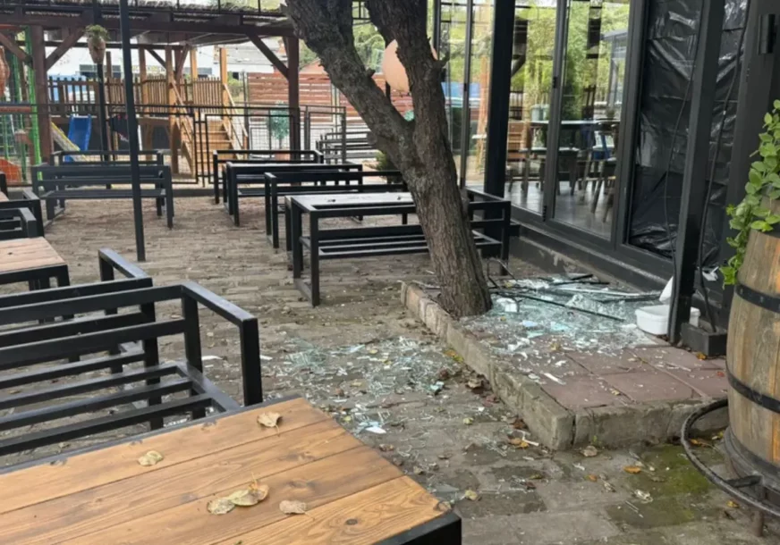 (FOTO) "NEĆEMO RADITI NAREDNA 3 DANA“ Polomljena stakla na kafiću i poruka, evo kako danas izgleda lokal u kojem je RANJENO 5 OSOBA