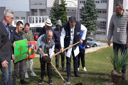 (VIDEO, FOTO) "Ponosan sam na njih" Đajić i drugari iz Daun sindrom centra POSADILI DRVO ŽIVOTA ispred UKC