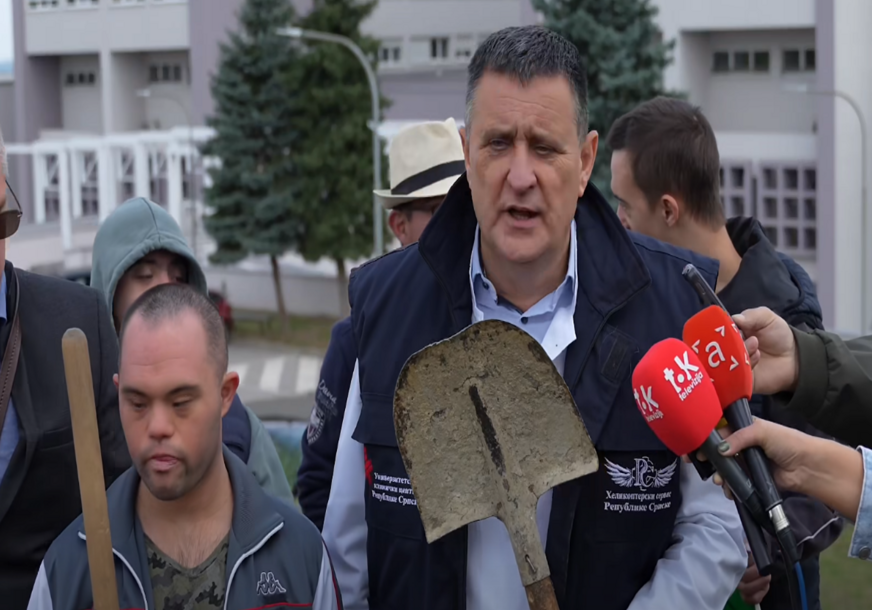 Vlado Đajić Posađeno Drvo života ispred UKC Daun Sindrom