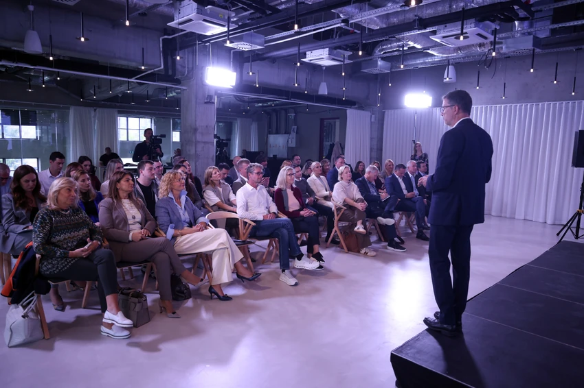 Ringier AI predavanja. Feliks Oberholcer-Gi