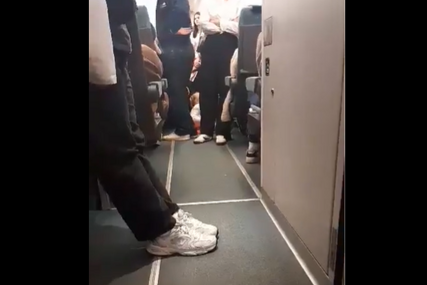 (VIDEO) Među njima bila i djeca: Putnici u vozu Sarajevo–Mostar SJEDILI NA PODU "Niko nije reagovao"