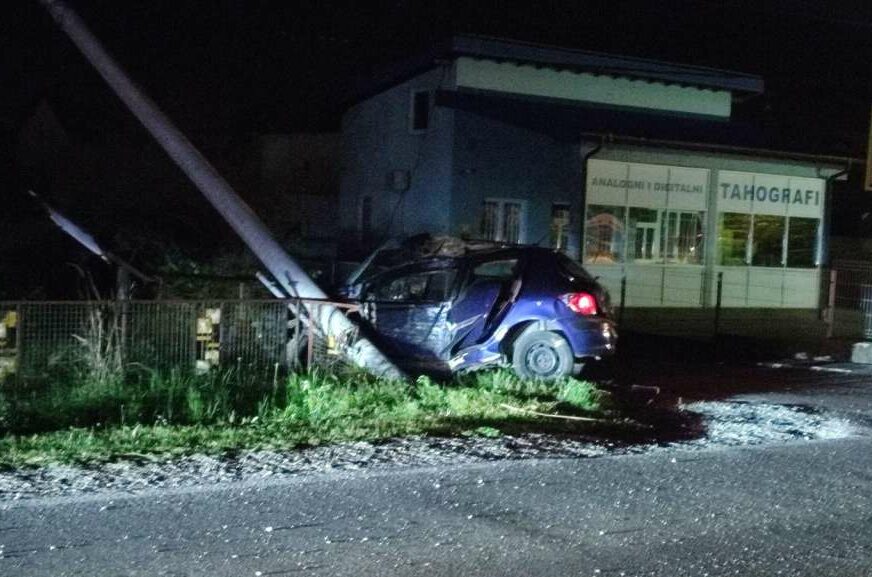 Stravična nesreća kod Brčkog: Mladić (28) se automobilom ZAKUCAO U STUB, podlegao povredama u UKC Tuzla