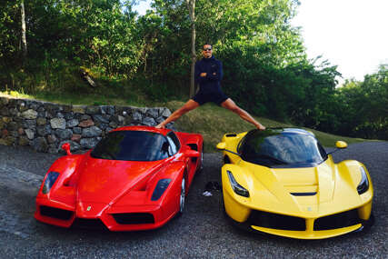 (FOTO) "Snaga nije ništa bez kontrole" Zlatan Ibrahimović pozirao između 2 "ferarija" vrijedna više od 6 miliona evra