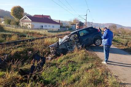 TRAGEDIJA IZBJEGNUTA ZA DLAKU Automobil podletio pod lokomotivu, prizor jeziv