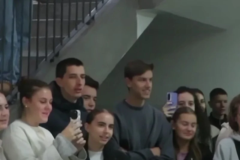učenici odali počast halidu bešliću na hodniku škole