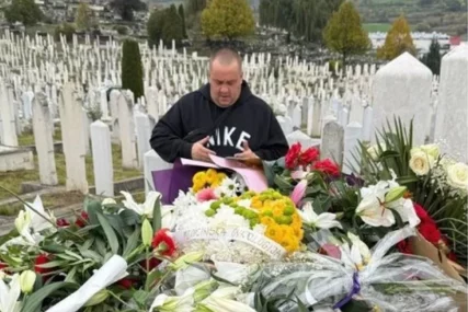 (FOTO) "Nemoj se ljutiti na nas" Sin Halida Bešlića podijelio emotivnu fotografiju s ocem dok je bio u bolnici