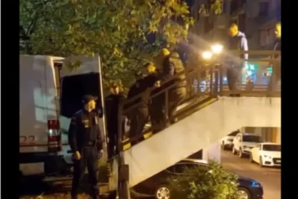 (FOTO, VIDEO) „TURCI NAPOLJE“ Opsadno u Crnoj Gori, policija našla bejzbol palice za napad, privedeno VIŠE OSOBA