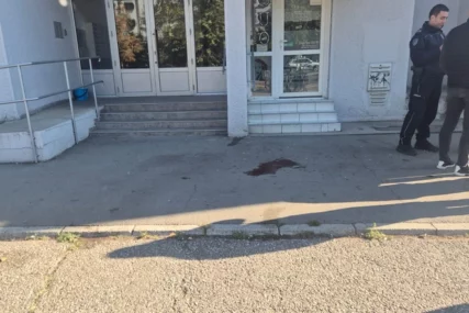 Novi detalji bude jezu: Djevojka koja je pala sa drugog sprata solitera u nije bila sama