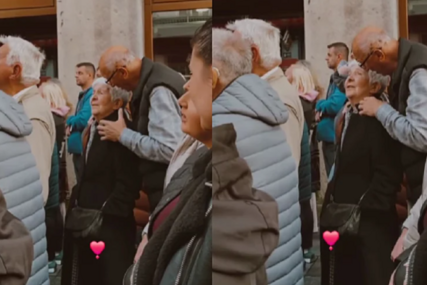 (VIDEO) "Ljubav i pažnja su uvijek u modi" Djed i baka na skupu za Halida privukli pažnju obostranim emocijama