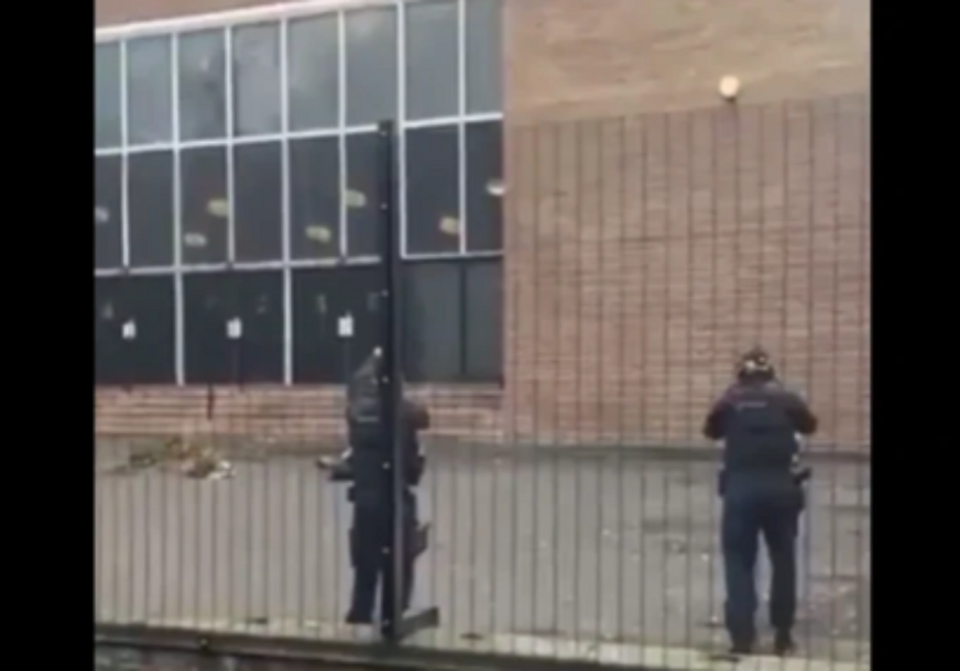 (VIDEO) OPSADNO STANJE U MANČESTERU Prvi snimci sa mjesta napada u sinagogi "Ljudi leže u LOKVI KRVI"