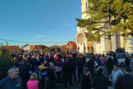(FOTO) "Ne damo svog sveštenika" Mještani Patkovače organizovali skup podrške Sretenu Mićiću