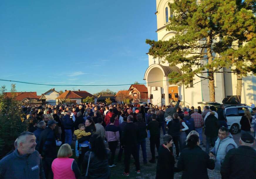 (FOTO) "Ne damo svog sveštenika" Mještani Patkovače organizovali skup podrške Sretenu Mićiću