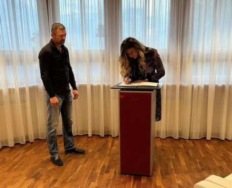 "Ti si mir poslije svih oluja" Ona je bila učesnica rijaliti programa, kroz život je prošla sito i rešeto, a sada je STALA NA LUDI KAMEN