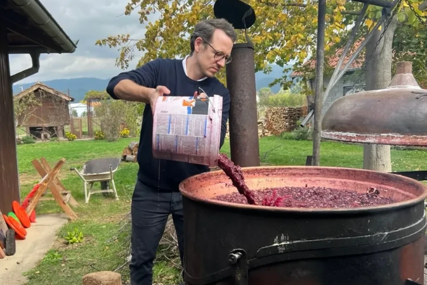 (FOTO) U opuštenom izdanju njeguje tradiciju: Princ Filip Karađorđević pokazao kako na porodičnom imanju PEČE RAKIJU, najveći pomoćnik sin Stefan