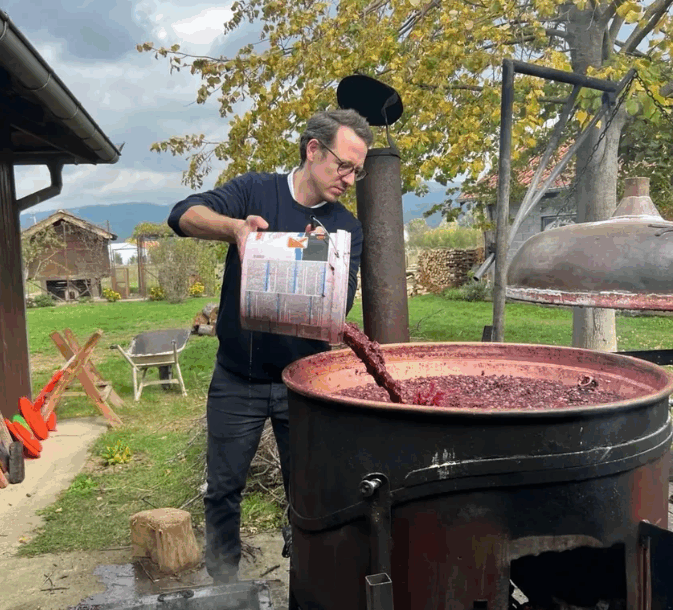 (FOTO) U opuštenom izdanju njeguje tradiciju: Princ Filip Karađorđević pokazao kako na porodičnom imanju PEČE RAKIJU, najveći pomoćnik sin Stefan