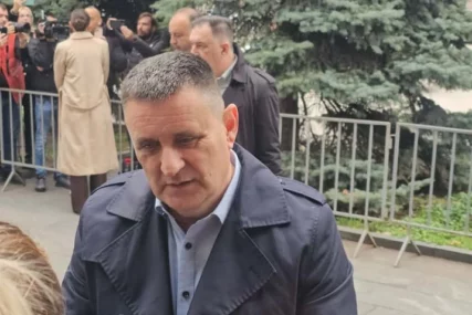 (VIDEO) "Trudio sam se da mu nađem lijek za ovu bolest" Dirljiv OPROŠTAJ DOKTORA ĐAJIĆA od Halida Bešlića na komemoraciji u Sarajevu