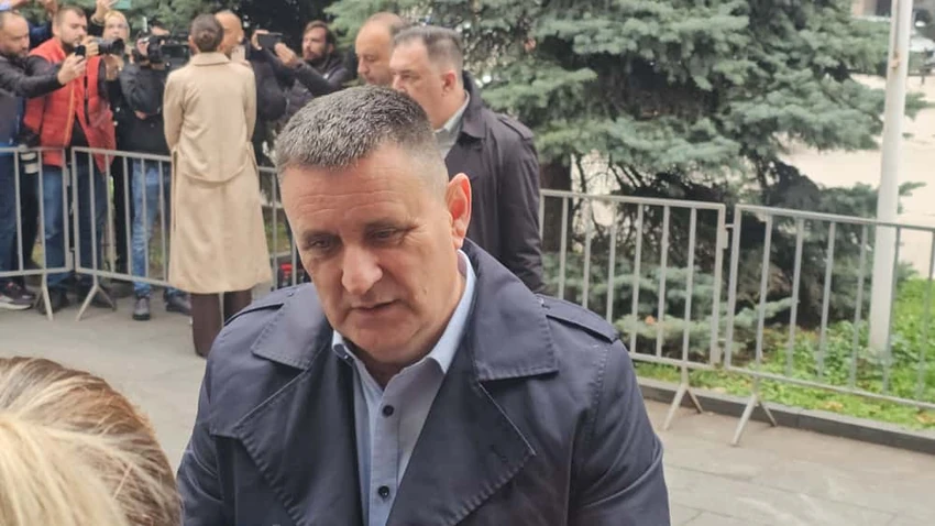 (VIDEO) "Trudio sam se da mu nađem lijek za ovu bolest" Dirljiv OPROŠTAJ DOKTORA ĐAJIĆA od Halida Bešlića na komemoraciji u Sarajevu