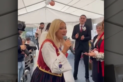 (VIDEO) Obučena u narodnu nošnju: Milica Todorović trudna nastupala pod šatorom