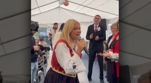 (VIDEO) Obučena u narodnu nošnju: Milica Todorović trudna nastupala pod šatorom