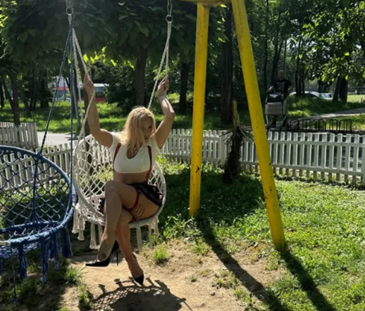 Nije za one sa slabim srcem: Milica Dabović u mini haljini i podvezicama na ljuljašci, PUCA OD SEKSEPILA