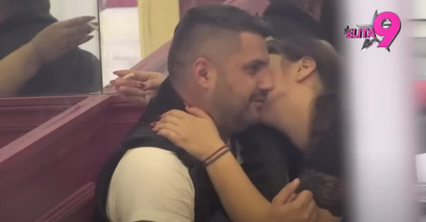BACIO SE U AKCIJU Asmin Durdžić u zanosu sa ovom zadrugarkom, pali zagrljaji i poljupci