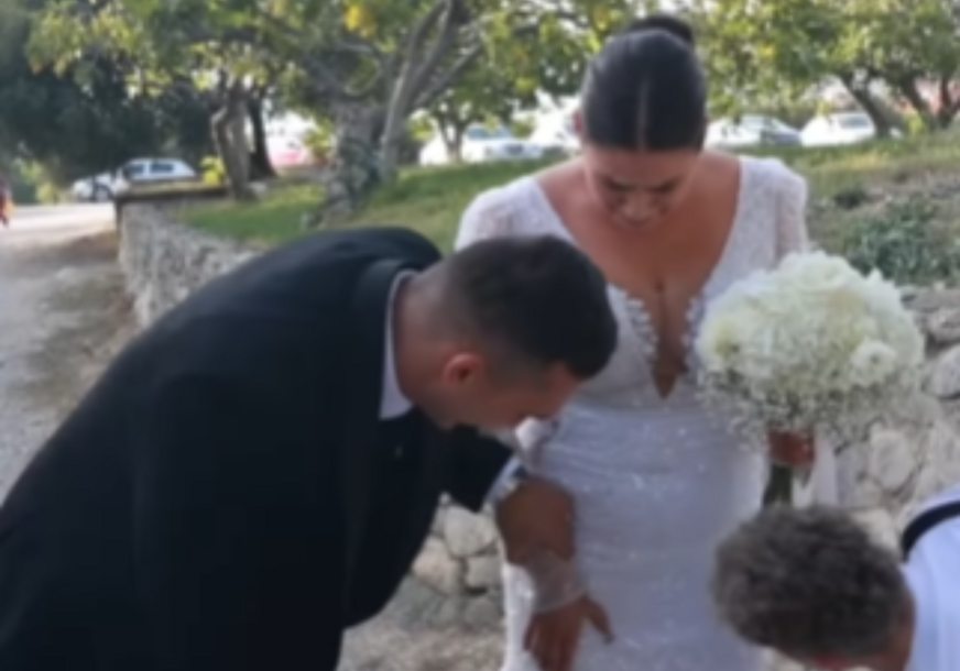 (VIDEO) "Uljez" u kadru: Mlada usred svadbe počela da VRIŠTI, evo šta joj se desilo