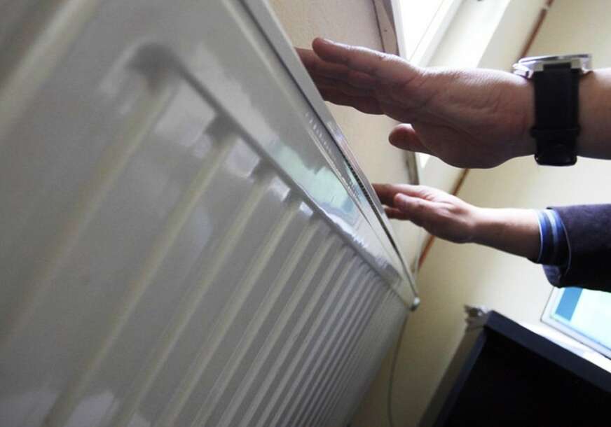 Ruke iznad radijatora