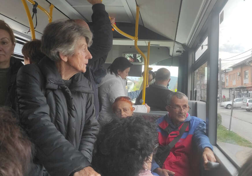 (FOTO) Kolaps gradskog saobraćaja: Draško najavio još 2.700 novih polazaka, a autobusi kasne i preskaču vožnje