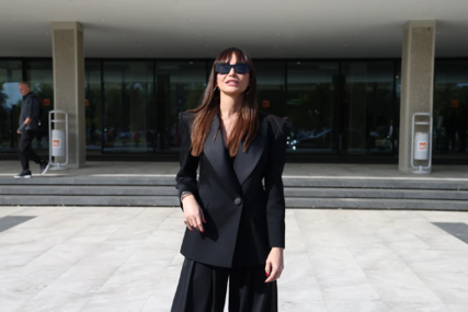 MODNA IKONA Emina Jahović zadala domaći zadatak stajlingom, crno odijelo joj stoji kao saliveno