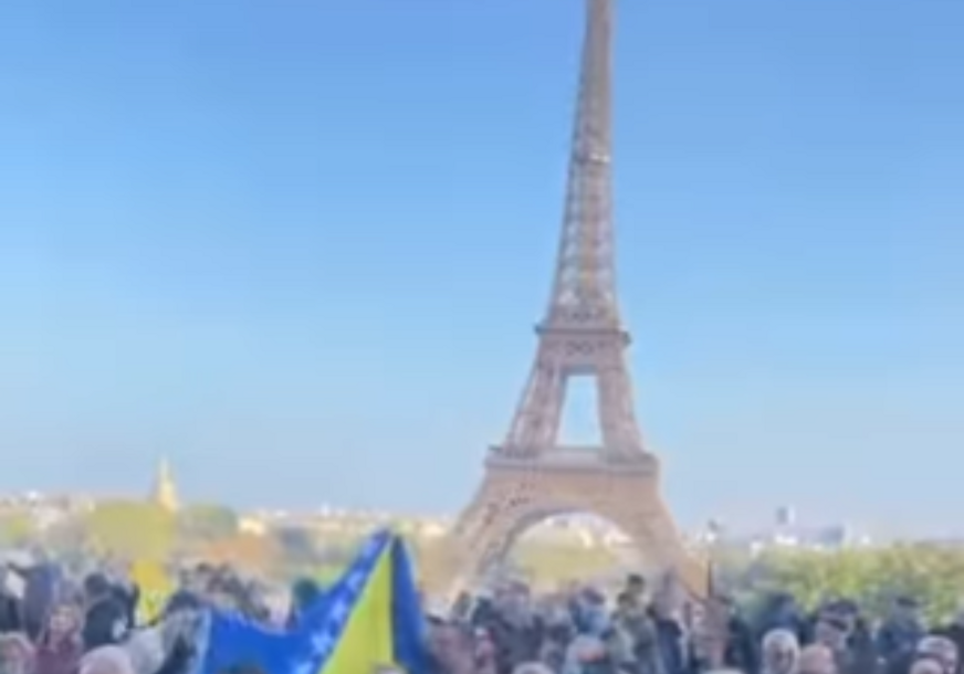 (VIDEO) Ispred Ajfelovog tornja zastava BiH: I Pariz odao posljednju počast Halidu Bešliću, gradom odzvanjali pjevačevi najpopularniji hitovi