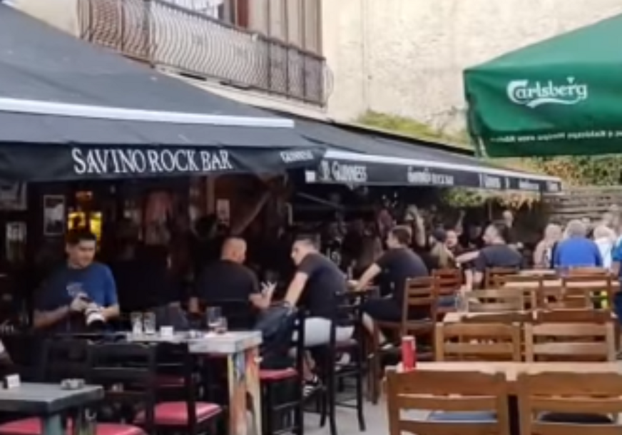 (VIDEO) "Romanija" odzvanja Kiprom: Navijači reprezentacije BiH se lagano zagrijavaju pred meč, a ovaj gest je svima NATJERAO SUZE na oči