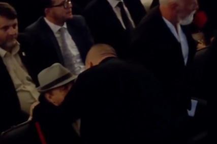 (VIDEO) "Sram ga bilo" Potez Harisa Džinovića na komemoraciji Halida Bešlića kada mu je prišao njegov sin Dino je sve ostavio u čudu, njegova reakcija ŠOKIRALA JAVNOST