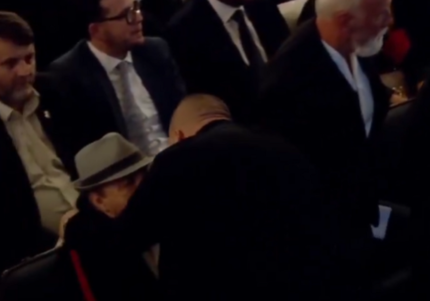 (VIDEO) "Sram ga bilo" Potez Harisa Džinovića na komemoraciji Halida Bešlića kada mu je prišao njegov sin Dino je sve ostavio u čudu, njegova reakcija ŠOKIRALA JAVNOST