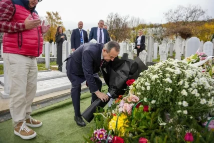 Ivica Dačić položio vijenac na grob Halida Bešlić