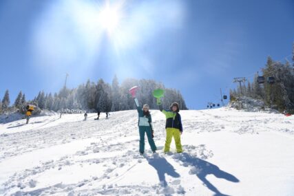 (FOTO) Prvi snijeg na Jahorini: Djeca uživala u sankanju i zimskim radostima, odrasli oduševljeni cijenama ski karata