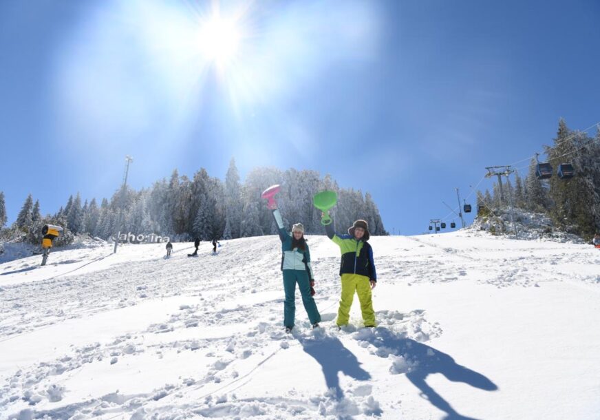 (FOTO) Prvi snijeg na Jahorini: Djeca uživala u sankanju i zimskim radostima, odrasli oduševljeni cijenama ski karata