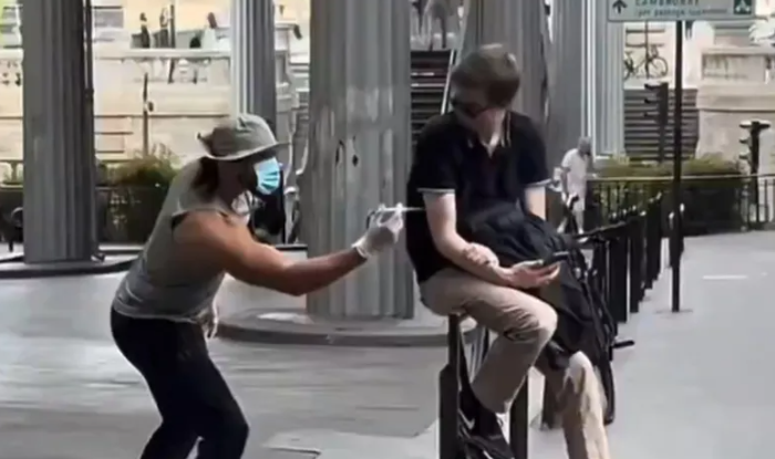 (VIDEO) "NIJE DOVOLJNO" Poznati influenser osuđen zbog jezive šale sa špricem, ljudi prestravljeni