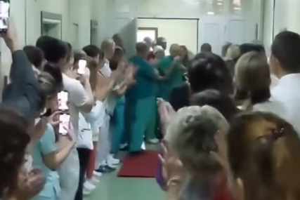 (VIDEO) Snimak ispraćaja doktora Perića u penziju RASPLAKAO REGION: Gromoglasan aplauz, stisnute ruke, zagrljaji i suze ispunili hodnik bolnice