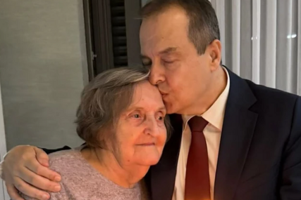 (FOTO) KAO JAJE JAJETU Ivica Dačić čestitao majci rođendan, a svi komentarišu koliko liče