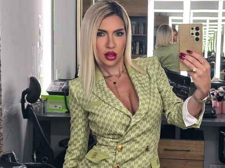 (FOTO) "Nepredvidiva sam kao berza" Jovana Jeremić PROVOCIRA U MINIĆU, a sve oči uprte u njen bujni dekolte