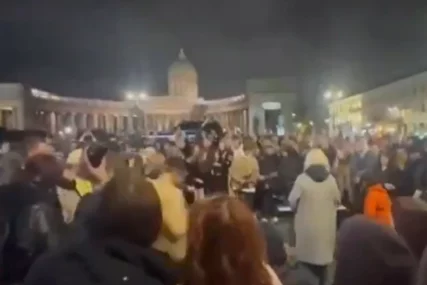 (VIDEO, FOTO) Prizor iz Rusije kakvi nisu viđeni godinama: Ljudi se okupili u Putinovom rodnom gradu, PJEVAJU PJESMU koja ga izluđuje